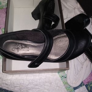 Womans 7.5 wide with life stride mary jane